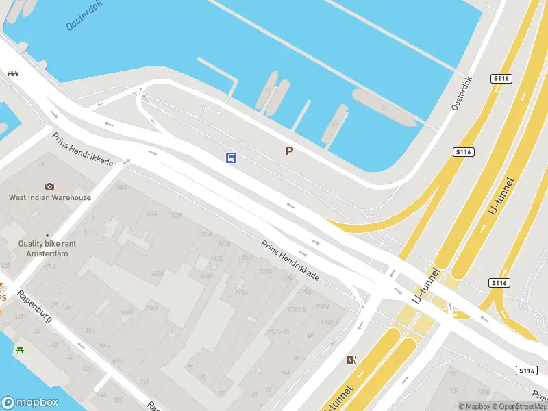 Ambulance met grote spoed naar de Oosterdok in Amsterdam