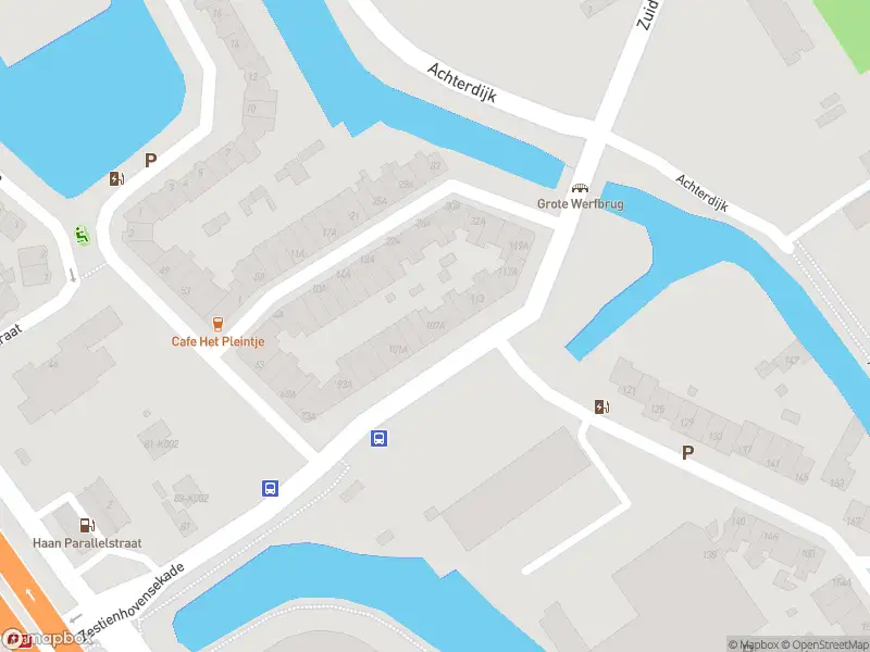 Ambulance met grote spoed naar de Zestienhovensekade in Rotterdam