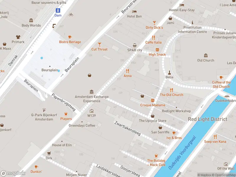Ambulance met grote spoed naar de Beursstraat in Amsterdam