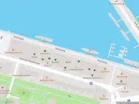 Ambulance met gepaste spoed naar de Veemkade in Amsterdam