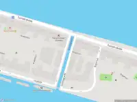 Ambulance met grote spoed naar de Seranggracht in Amsterdam