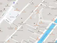 Ambulance met grote spoed naar de Beursstraat in Amsterdam