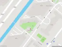 Ambulance met grote spoed naar de Loenermark in Amsterdam