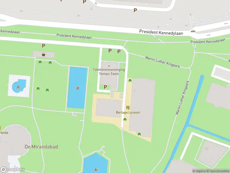 Ambulance met grote spoed naar de Kuinderstraat in Amsterdam