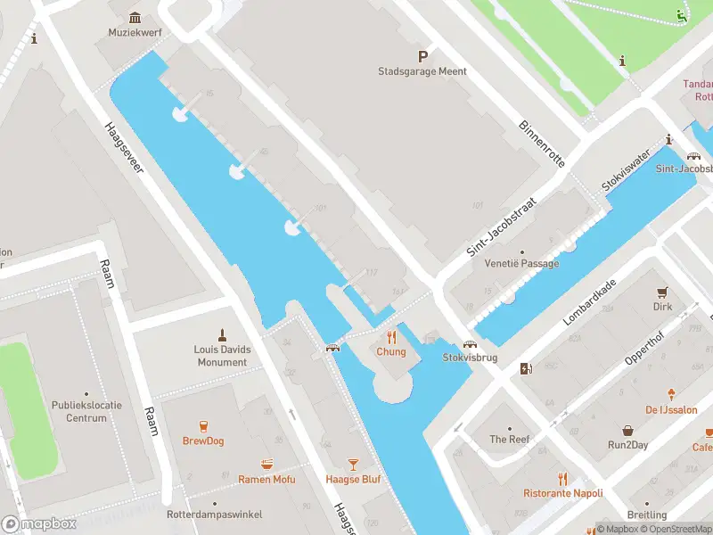Ambulance met gepaste spoed naar de Noordmolenwerf in Rotterdam