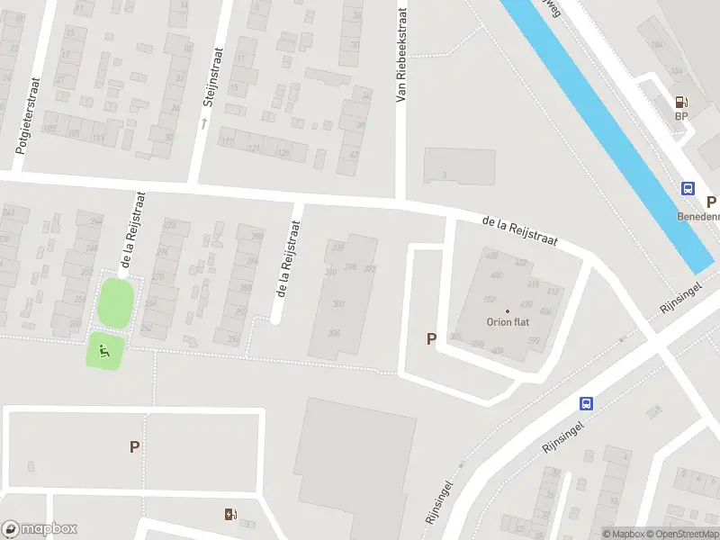 Ambulance met grote spoed naar de De la Reijstraat in Ridderkerk