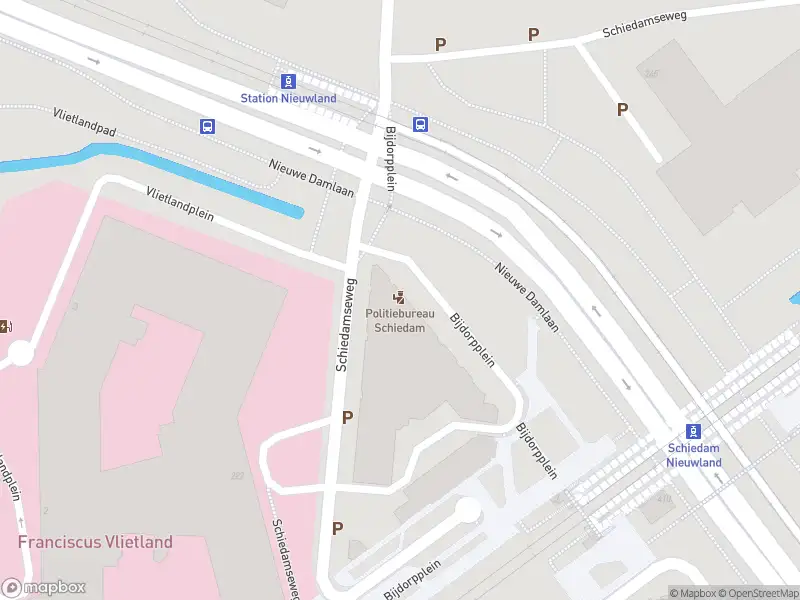 Ambulance met gepaste spoed naar de Bijdorpplein in Schiedam