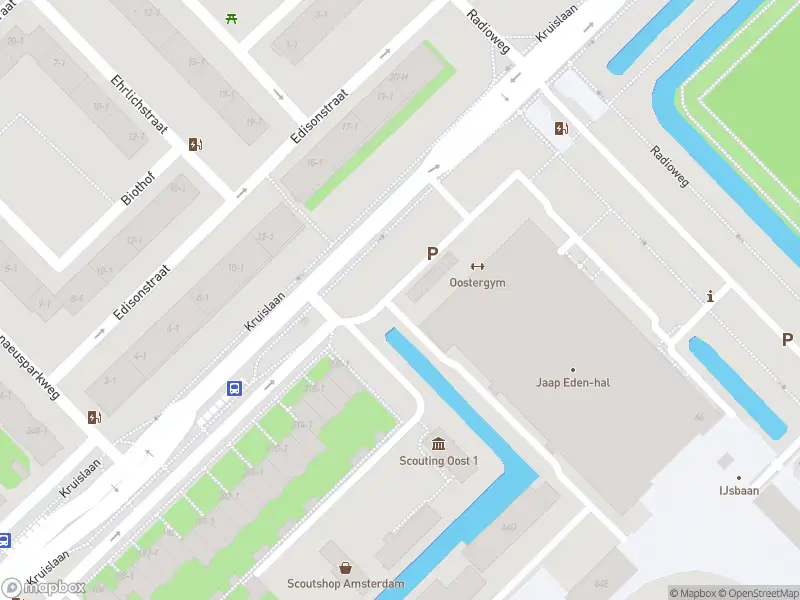 Ambulance met gepaste spoed naar de Teslastraat in Amsterdam