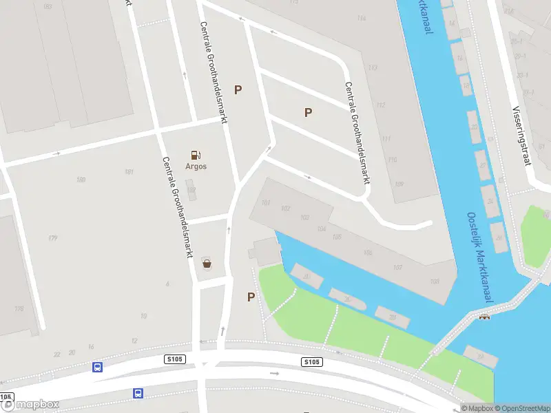 Ambulance met grote spoed naar de Centrale Groothandelsmarkt in Amsterdam