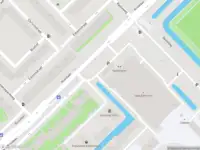 Ambulance met gepaste spoed naar de Teslastraat in Amsterdam