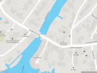 Ambulance met gepaste spoed naar de Raadhuisstraat in Maasdam