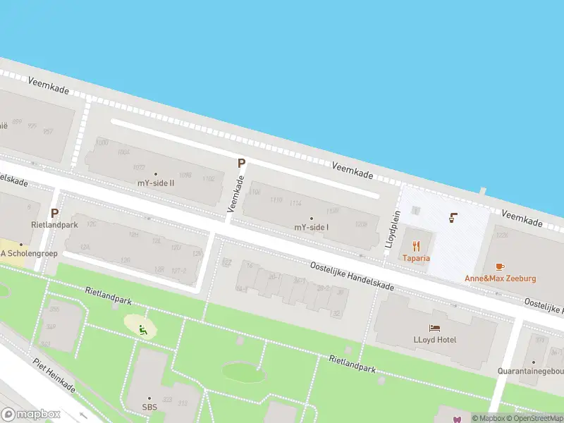 Ambulance met gepaste spoed naar de Oostelijke Handelskade in Amsterdam