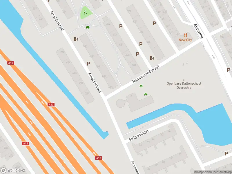 Ambulance met grote spoed naar de Ameidestraat in Rotterdam