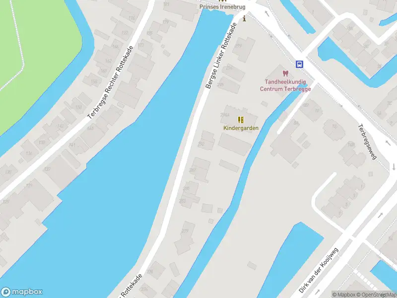 Ambulance met gepaste spoed naar de Bergse Linker Rottekade in Rotterdam