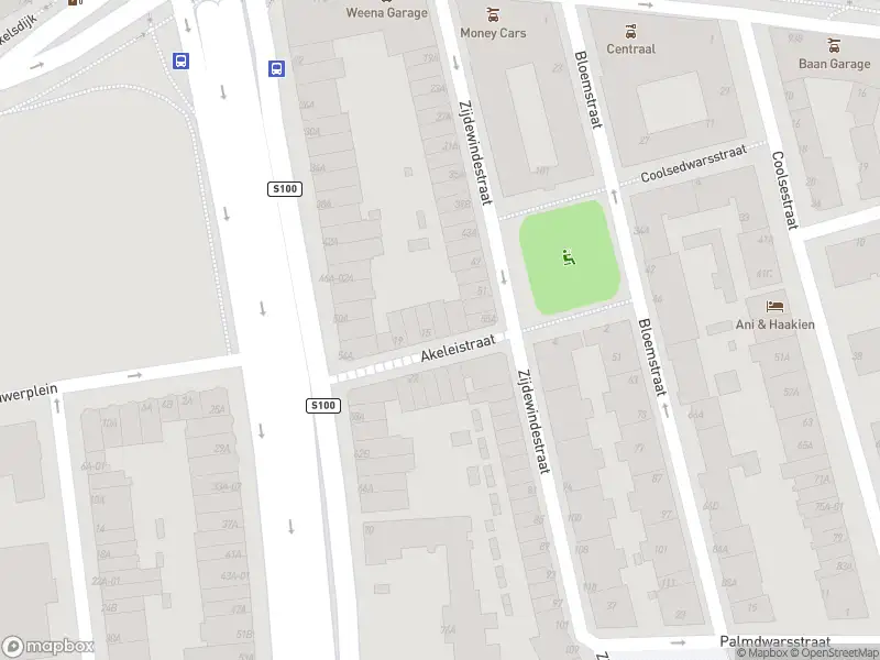 Ambulance met grote spoed naar de Akeleistraat in Rotterdam
