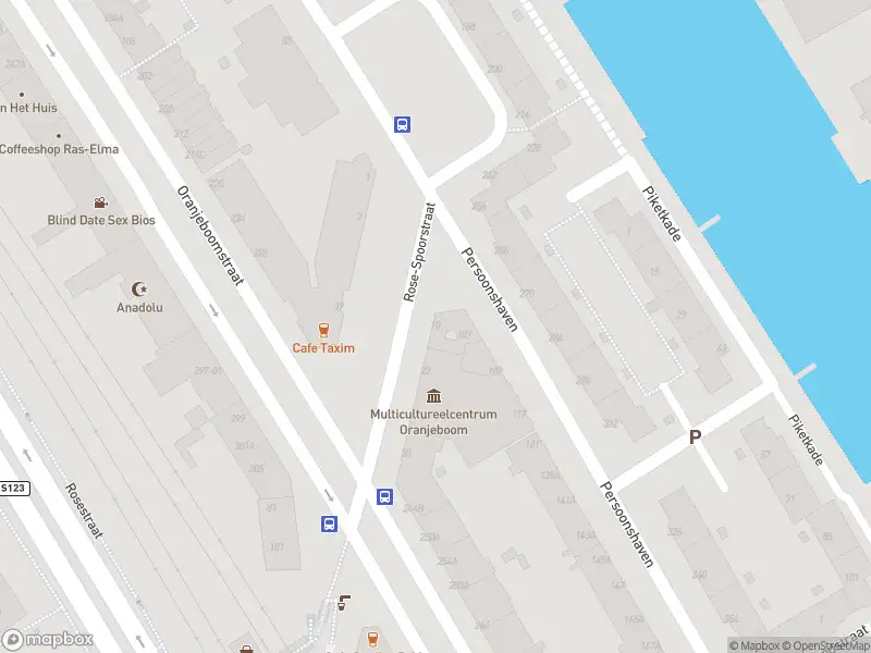 Ambulance met gepaste spoed naar de Rose-Spoorstraat in Rotterdam