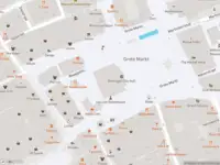 Brandweer met gepaste spoed naar de Grote Markt in Groningen vanwege afgaan rookmelder