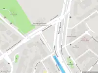 Ambulance met grote spoed naar de Kampveldweg in Delft