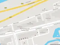 Ambulance met grote spoed naar de Motorenweg in Delft
