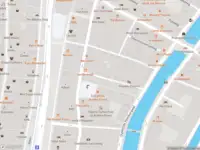 Ambulance met grote spoed naar de Sint Pieterspoortsteeg in Amsterdam