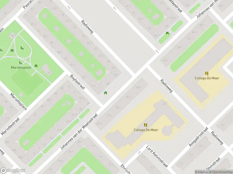 Ambulance met grote spoed naar de Van Marumstraat in Amsterdam