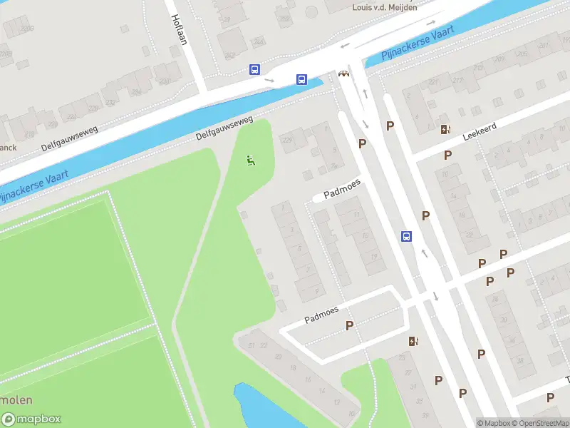 Ambulance met grote spoed naar de Padmoes in Delfgauw