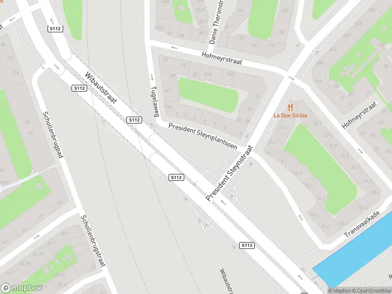 Ambulance met grote spoed naar de Martelaarsgracht in Amsterdam