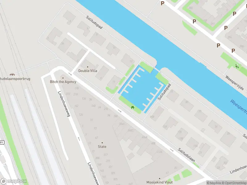 Ambulance met grote spoed naar de Solitudolaan in Amsterdam