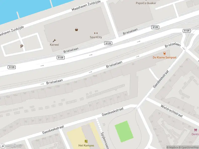 Ambulance met grote spoed naar de Brielselaan in Rotterdam