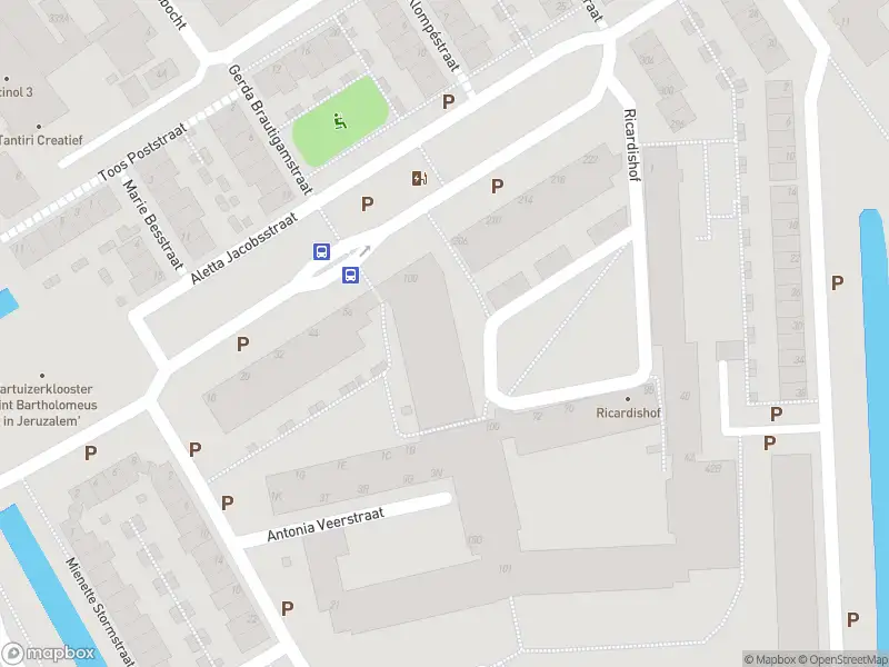 Ambulance met grote spoed naar de Antonia Veerstraat in Delft