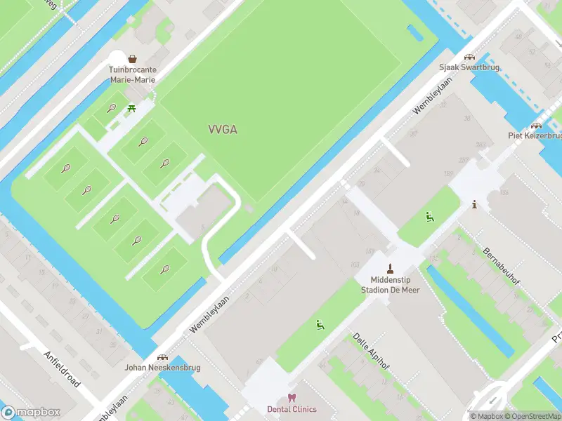 Ambulance met grote spoed naar de Anfieldroad in Amsterdam