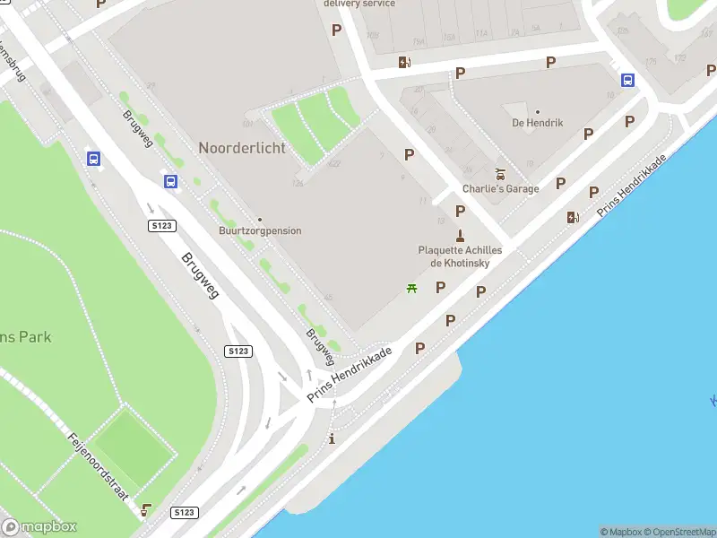 Ambulance met grote spoed naar de Prins Hendrikkade in Rotterdam