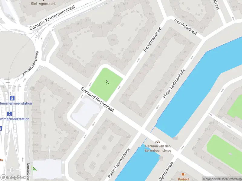Ambulance met grote spoed naar de Willaertstraat in Amsterdam