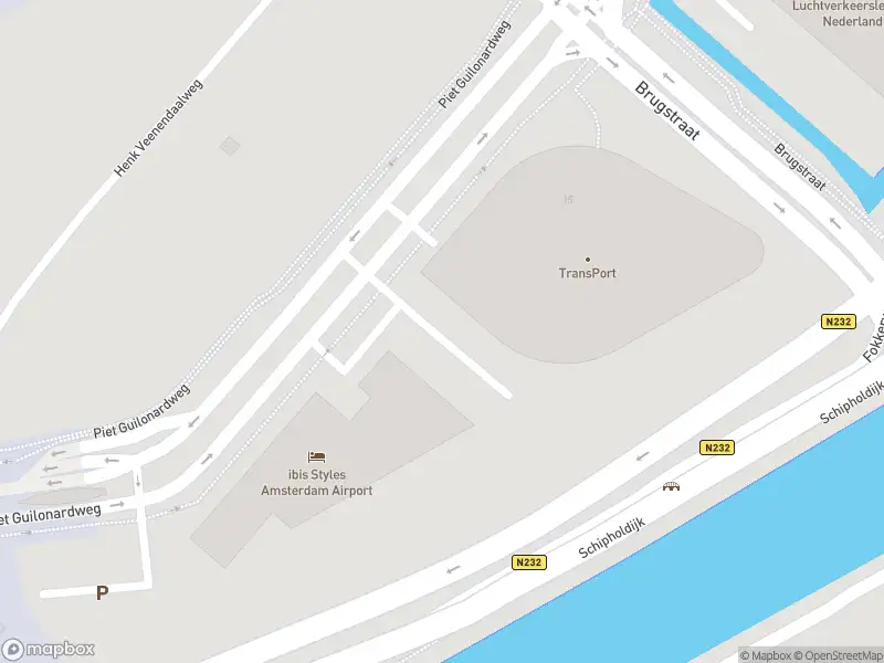 Brandweer met grote spoed naar de Piet Guilonardweg in Schiphol vanwege afgaan automatisch brandalarm