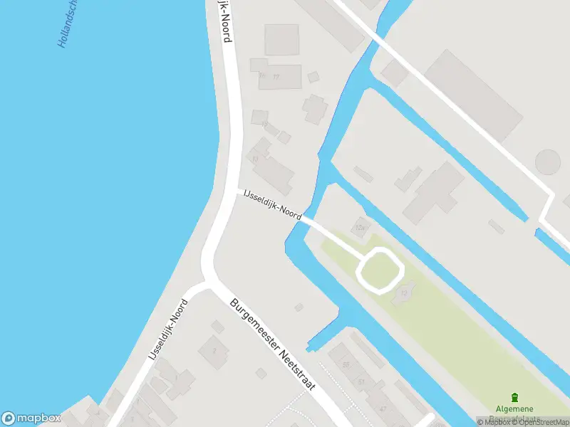 Ambulance met grote spoed naar de IJsseldijk-Noord in Ouderkerk aan den IJssel