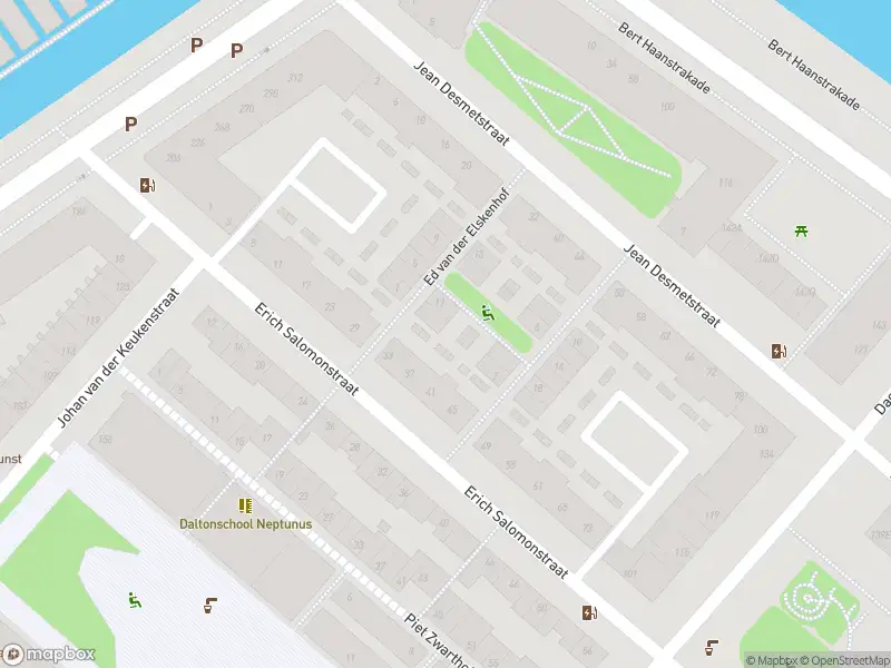 Ambulance met grote spoed naar de Ed van der Elskenhof in Amsterdam