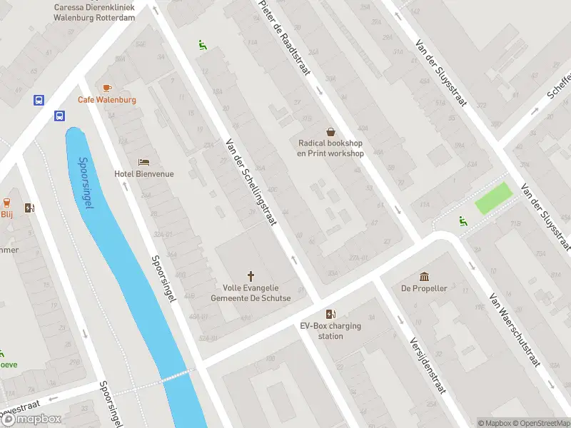Ambulance met grote spoed naar de Van der Schellingstraat in Rotterdam
