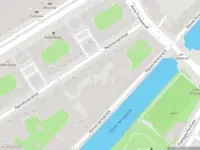Ambulance met gepaste spoed naar de Rapenburgerstraat in Amsterdam