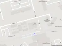 Ambulance met grote spoed naar de Dawesweg in Rotterdam