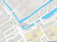 Ambulance met grote spoed naar de Koepoortplaats in Delft