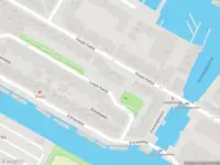 Ambulance met grote spoed naar de Binnenkadijk in Amsterdam