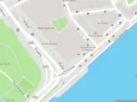 Ambulance met grote spoed naar de Prins Hendrikkade in Rotterdam