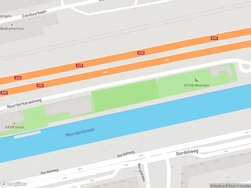 Ambulance met grote spoed naar de Noorderkanaalweg in Rotterdam