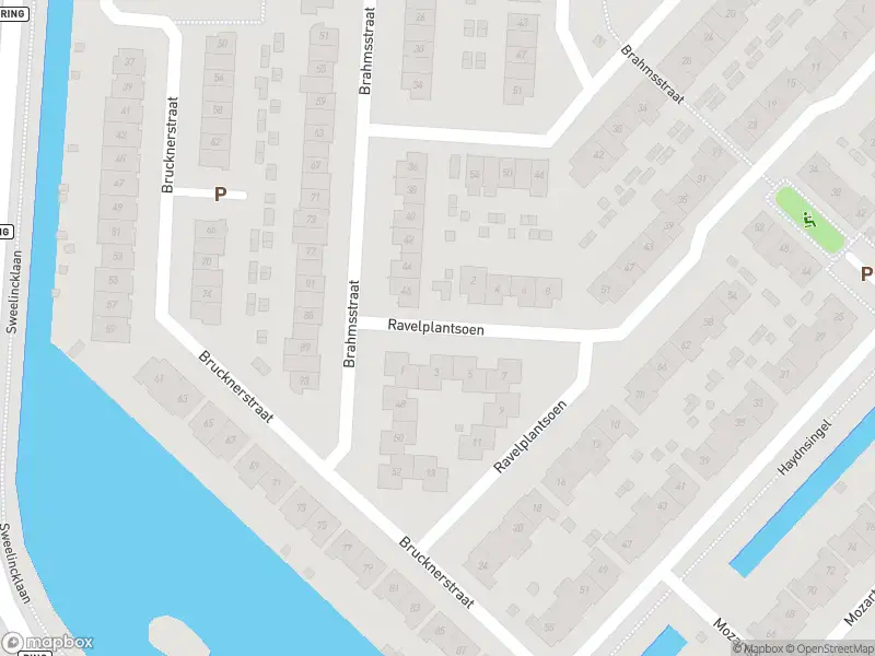 Ambulance met grote spoed naar de Ravelplantsoen in Barendrecht