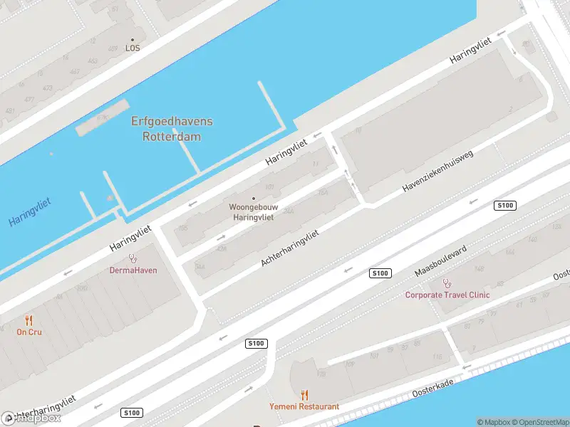 Ambulance met grote spoed naar de Achterharingvliet in Rotterdam