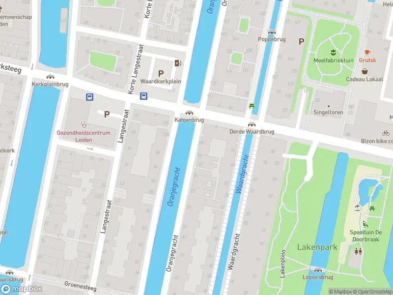 Ambulance met grote spoed naar de Oranjegracht in Leiden