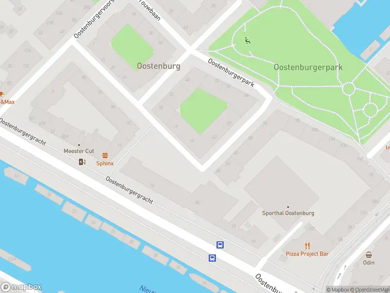Ambulance met grote spoed naar de Admiraliteitstraat in Amsterdam
