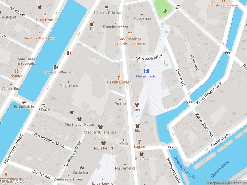 Ambulance met gepaste spoed naar de Sint Antoniesbreestraat in Amsterdam