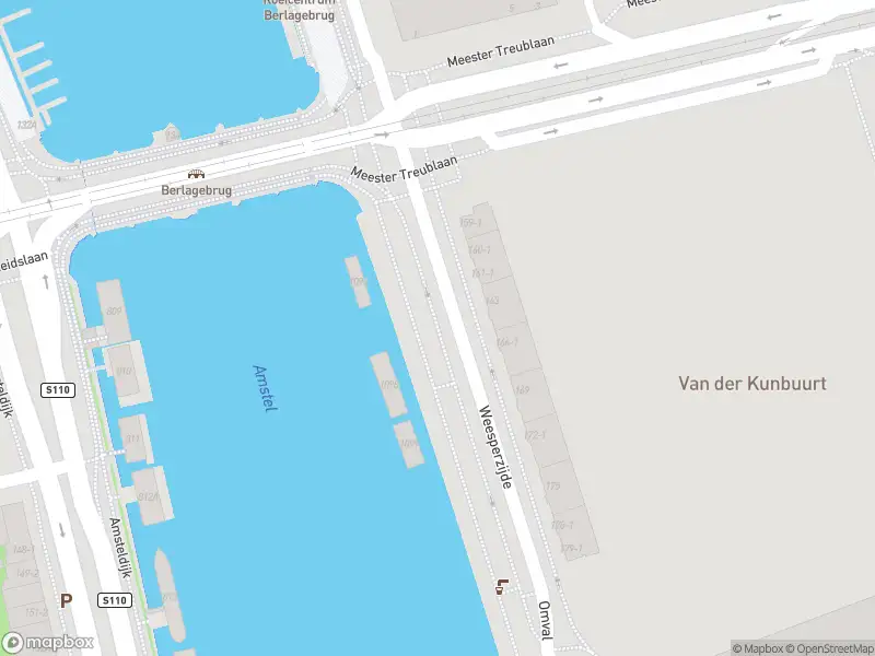 Ambulance met gepaste spoed naar de Weesperzijde in Amsterdam