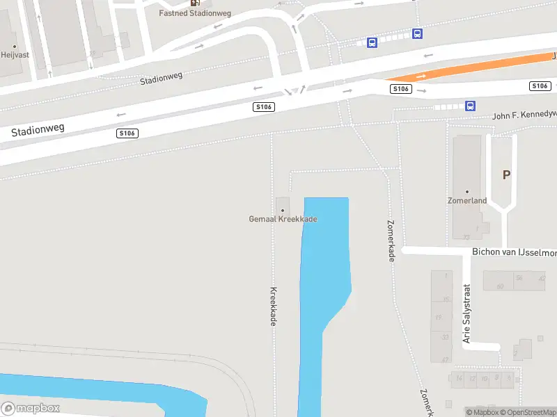 Ambulance met grote spoed naar de Kreekkade in Rotterdam